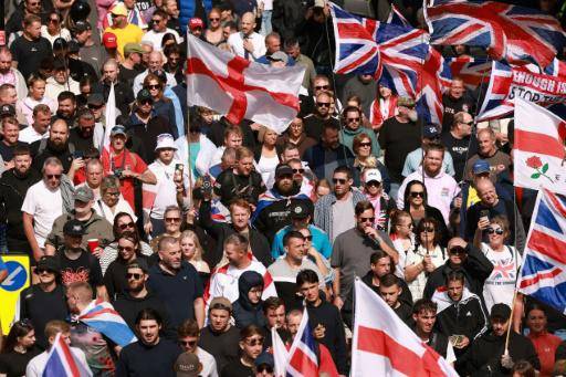 Cientos de manifestantes contra la inmigración marchan en el sur de Inglaterra