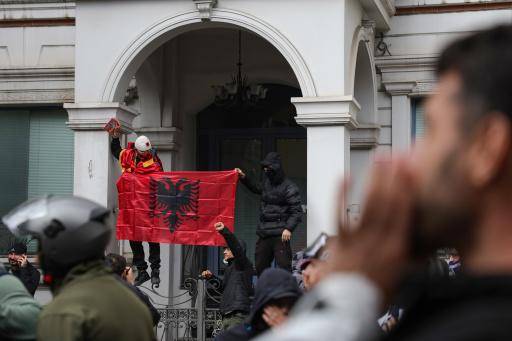 Arrinconado por las protestas, el primer ministro albanés amenaza con multar a los manifestantes
