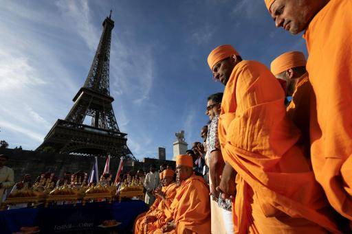 Reabre la Torre Eiffel tras una huelga contra la discriminación de su personal femenino