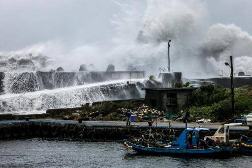 Con miles de evacuaciones, Taiwán se atrinchera ante la llegada del tifón Bavi