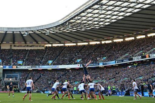 El escocés Gregor Brown salta a por el balón durante el partido contra Francia del Torneo Seis Naciones de rugby, en el estadio Murrayfield de Edimburgo el 7 de marzo de 2026