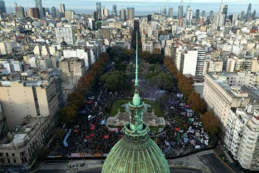 Mujeres marchan en Argentina contra la violencia de género tras crimen de una adolescente