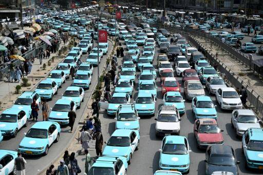Taxistas afganos desafían al régimen talibán y vuelven a poner música