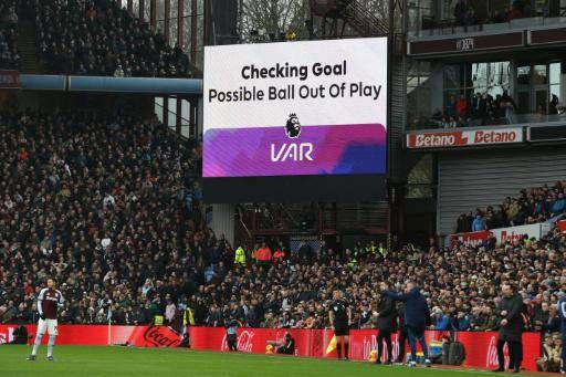 Imagen de la pantalla que informa de una acción investigada por el videoarbitraje (VAR) durante el partido de Premier League entre el Aston Villa y el Brentford, en el estadio Villa Park de Birmingham (centro de Inglaterra) el 1 de febrero de 2026