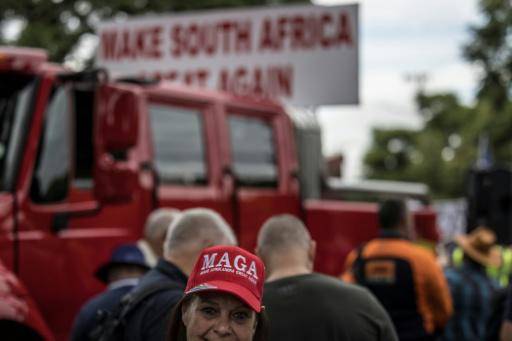Trump eleva la cuota de refugiados para acoger a 10.000 sudafricanos blancos más