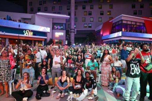 Bad Bunny brilla en el Superbowl y pone a bailar a su ciudad en Puerto Rico