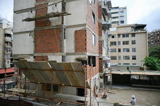 Trabajadores de la Alcaldía de Chacao ejecutan labores de reparación y rehabilitación en apartamentos dañados por el terremoto del 24 de julio en la urbanización Los Palos Grandes, en Caracas, el 10 de septiembre de 2026.