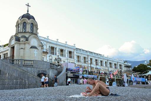 Entre drones, apagones y baños en el mar, el ilusorio verano en Crimea anexionada