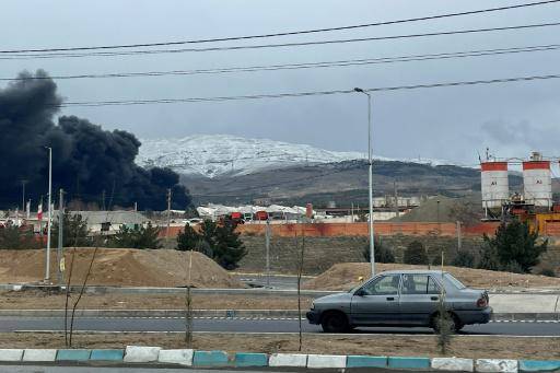 Depósitos de combustible incendiados sumen a Teherán en la noche, cuando es de día