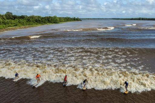Una ola de agua dulce desafía a los surfistas en la Amazonía brasileña