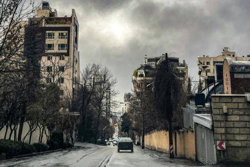 Depósitos de combustible incendiados sumen a Teherán en la noche, cuando es de día