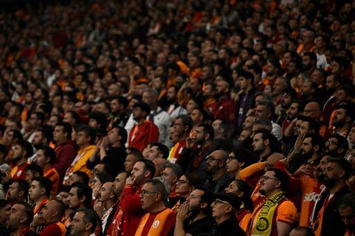 Tapones para los oídos y analgésicos: el ruidoso infierno de los estadios turcos