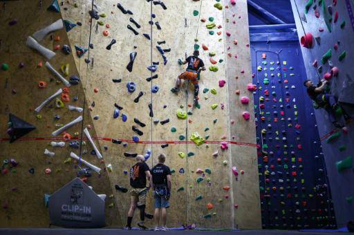 La adrenalina de la escalada consuela a veteranos ucranianos amputados