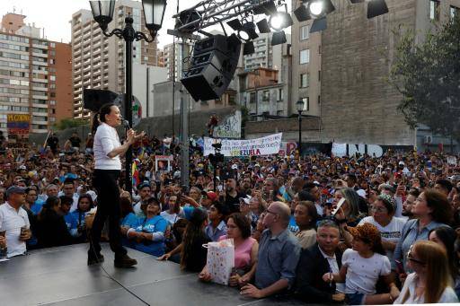 La líder opositora Machado pide a sus compatriotas exiliados en Chile volver a Venezuela