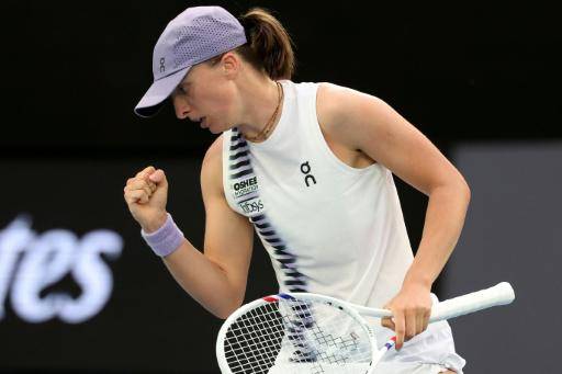 La tenista polaca Iga Swiatek celebra un punto en su partido de primera ronda del Abierto de Australia contra la china Yuan Yue, en Melbourne el 19 de enero de 2026