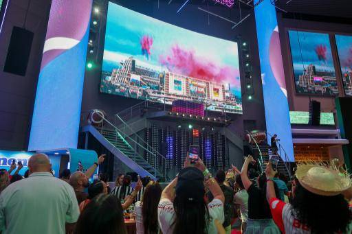 Unos fans siguen la retransmisión del espectáculo del cantante puertorriqueño Bad Bunny durante el intermedio del Super Bowl el 8 de febrero de 2026 en San Juan