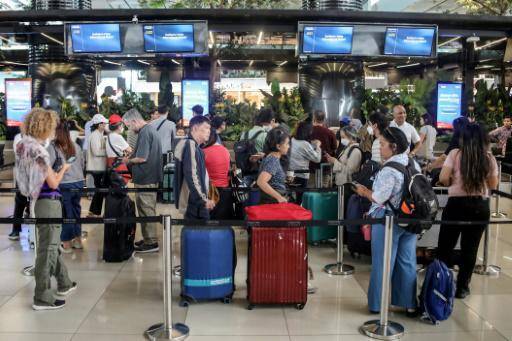 Las autoridades indonesias cerraron el domingo ocho aeropuertos