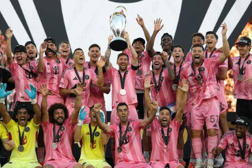 Lionel Messi levanta el trofeo de campeón de la MLS junto a sus compañeros del Inter Miami el 6 de diciembre de 2025