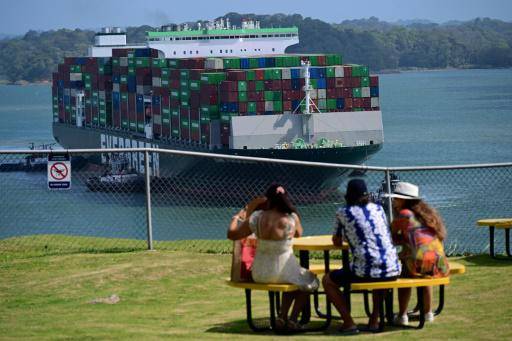 Un grupo de turistas ve pasar un barco por las esclusas de Agua Clara, en Colón, Panamá, el 14 de abril de 2024