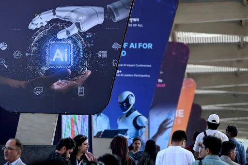 Visitantes llegan para asistir a la cumbre mundial sobre inteligencia artificial en Nueva Delhi, el 17 de febrero de 2026