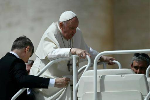 El papa Francisco se sube en el papamóvil el 17 de abril de 2024 en la Plaza de San Pedro, en Ciudad del Vaticano