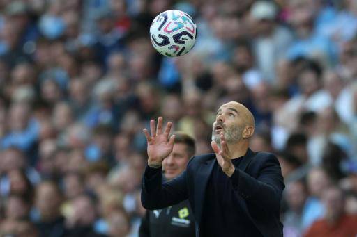 El entrenador del Manchester City, Enzo Maresca, captura un balón durante la victoria ante el Bournemouth en la Premier League. En Mánchester (noroeste de Inglaterra), el 23 de agosto de 2026