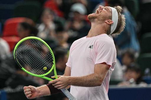 El tenista español Alejandro Davidovich celebra su victoria en la final del Masters 1000 de Shanghái tras vencer a su compatriota Rafael Jódar, en Shanghái (China), el 18 de octubre de 2026