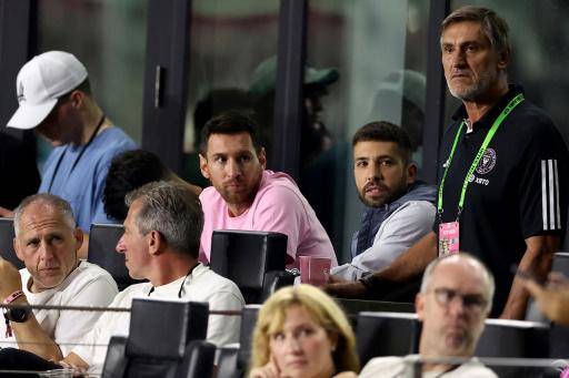 Lionel Messi (con camiseta rosa) y Jordi Alba (a su derecha) observan desde el palco el partido del sábado entre el Inter Miami y el New York City FC.