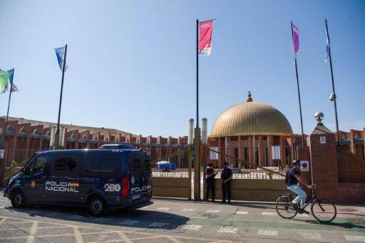 Un vehículo de la Policía Nacional permanece estacionado frente al palacio de congresos y exposiciones de Sevilla, el 27 de junio de 2025 en la ciudad española
