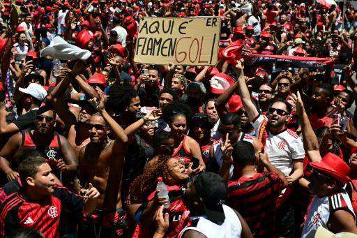Aficionados de Flamengo esperan la llegada del equipo a Rio de Janeiro al día siguiente de conqistar la Copa Libertadores, el 30 de noviembre de 2025