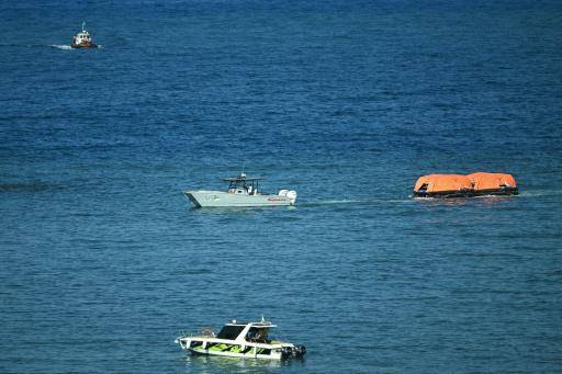 Una embarcación remolca balsas de rescate durante la operación de salvamento lanzada por el naufragio del ferri, el 30 de agosto de 2026 frente a la costa de Kyrenia, en la autoproclamada República Turca del Norte de Chipre