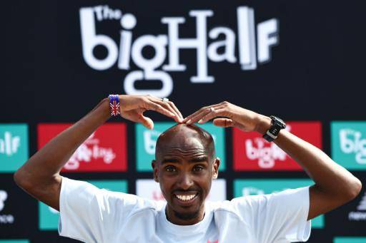 El británico Mo Farah posa para las cámaras después de participar en el medio maratón de Londres 'The Big Half', el 3 de septiembre de 2023