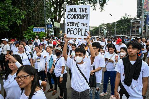 Encarcelen al corrupto. Sirvan al pueblo, reclama un manifestante en una marcha contra la corrupción convocada en Quezón City, Filipinas, el 30 de noviembre de 2025