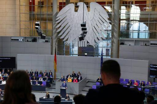 El canciller alemán, Friedrich Merz, habla desde la tribuna de oradores del Bundestag, el 17 de diciembre de 2025 en Berlín