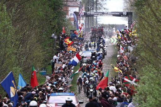 El pelotón atraviesa el llamado Bosque de Arenberg, el 19º sector de adoquines, durante la 121ª edición de la París-Roubaix, de 260 km entre Compiegne y Roubaix, norte de Francia, el 7 de abril de 2024