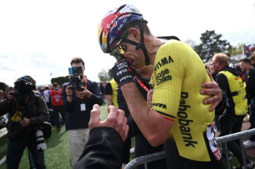 El belga Wout van Aert celebra emocionado la victoria en la 123ª edición de la París-Roubaix, en el Velódromo de Roubaix (nordeste de Francia) el 12 de abril de 2026