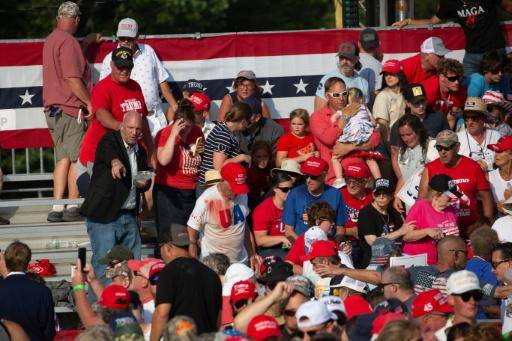 Unos partidarios del presidente de EEUU, Donald Trump, cubiertos de sangre tras el intento de asesinato del entonces candidato republicano en un acto de campaña en Butler, Pensilvania, el 13 de julio de 2024