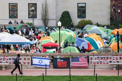 Unas banderas de Israel y de EEUU y retratos de los rehenes en manos de militantes de Hamás, fotografiados delante de un campamento pro-palestino en la Universidad de Columbia, en Nueva York, el 23 de abril de 2024