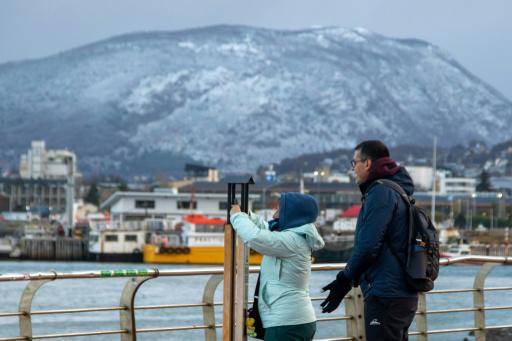 Unos turistas toman fotos en Ushuaia, en la provincia de Tierra del Fuego, el 11 de mayo de 2026 en el extremo sur de Argentina