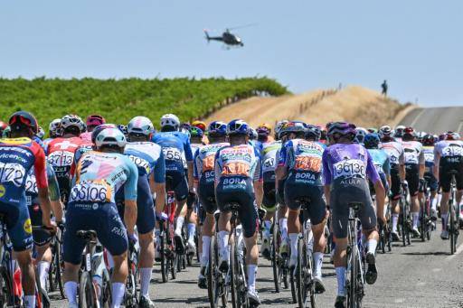El pelotón atraviesa el Valle de Barossa, en Adelaida, Australia, el 21 de enero de 2026, durante la primera etapa del Tour Down Under