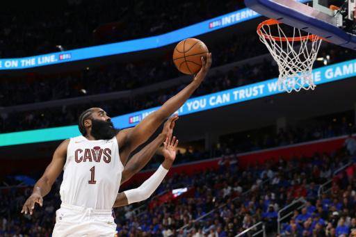 James Harden anota una bandeja en el triunfo de Cleveland Cavaliers ante Detroit Pistons el 13 de mayo de 2026