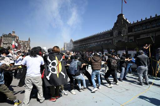 Manifestantes intentan derribar barreras de contención frente al Palacion Nacional de México, el 15 de noviembre de 2025