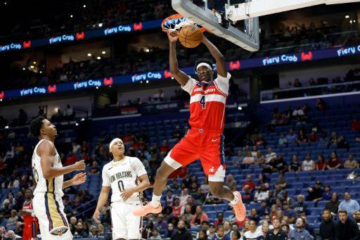 AJ Dybantsa, de los Washington Wizards, hace una clavada durante el partido de pretemporada de la NBA contra los New Orleans Pelicans en el Smoothie King Center en Nueva Orleans, Luisiana, el 16 de octubre de 2026