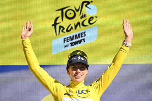 Lorena Wiebes en el podio con el maillot amarillo del Tour de Francia femenino tras ganar la segunda etapa. En Ginebra (Suiza), el 2 de agosto de 2026