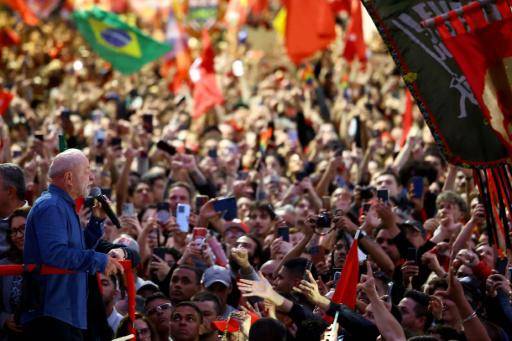 El presidente de Brasil, Luiz Inácio Lula da Silva, candidato a la reelección por el Partido de los Trabajadores, toma la palabra durante un acto de campaña en Porto Alegre el 19 de octubre de 2026