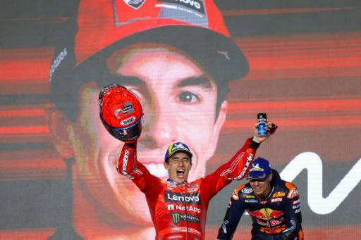 El piloto español Marc Márquez sube al pódium como campeón del Gran Premio de Catar de MotoGP el 13 de abril de 2025 en Lusail