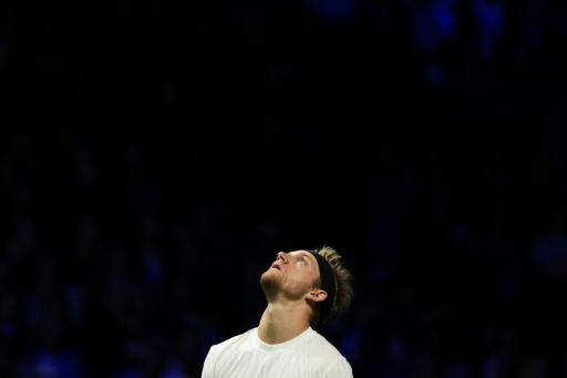 El tenista español Alejandro Davidovich juega contra el alemán Alexander Zverev en un partido del torneo Masters 1000 de París el 30 de octubre de 2025 en Nanterre