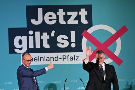El canciller alemán Friedrich Merz (I) en un mitin en apoyo a Gordon Schnieder (D), de la Unión Demócrata Cristiana (CDU), en Renania-Palatinado, en Alemania occidental, el 22 de marzo de 2026