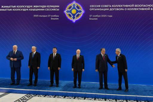 Los presidentes bielorruso, Alexander Lukashenko: kazajo, Kassym-Jomart Tokayev; kirguiso, Sadyr Japarov; ruso, Vladimir Putin; y tayiko, Emomali Rakhmon, y el secretario general del Organización del Tratado de Seguridad Colectiva, el 27 de noviembre de 2025 en Biskek