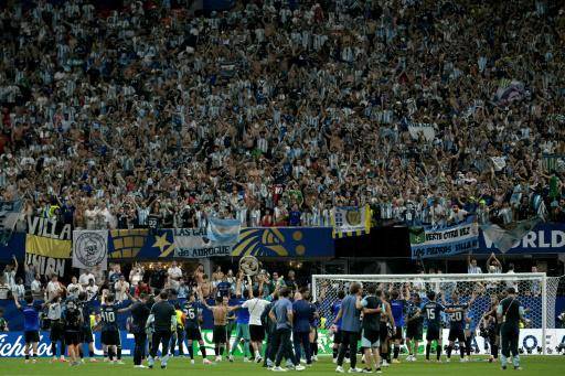 Los jugadores de la selección de Argentina celebran con sus aficionados el paso a la final del Mundial de Norteamérica al vencer a Inglaterra en las semifinales el 15 de julio de 2026 en Atlanta